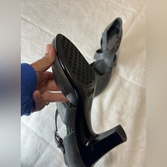 Aerosoles postage Gray Suede Cross Strap Comfort Pumps Closed Toe Heels size 8 - Picture 9 of 11